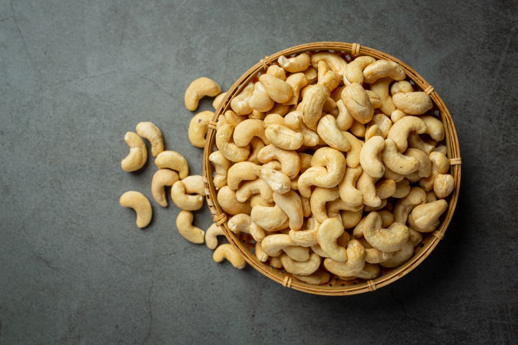 kacang mete mentah kupas (raw cashew nuts) kacang mete mentah kupas (raw cashew nuts)